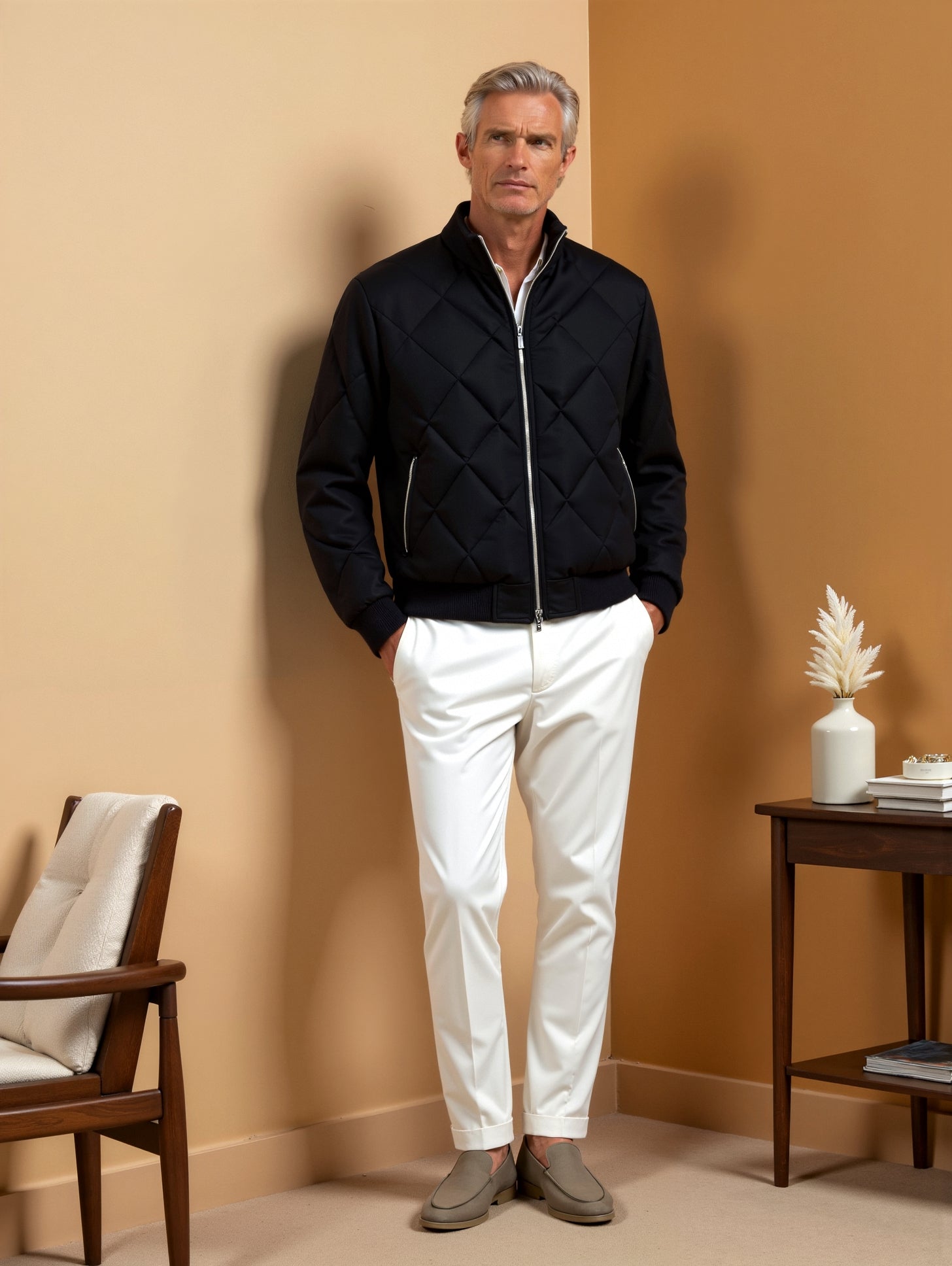 Herren-Steppjacke in dunkler Farbgebung | lineare Steppstruktur