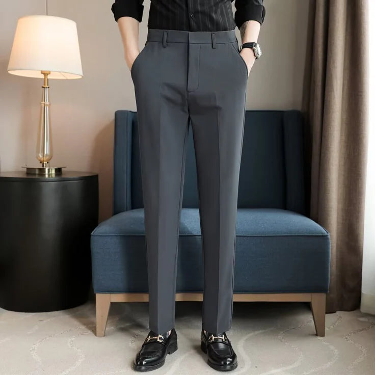 Herren-Hose mit formbetonter passform | geradliniger stil