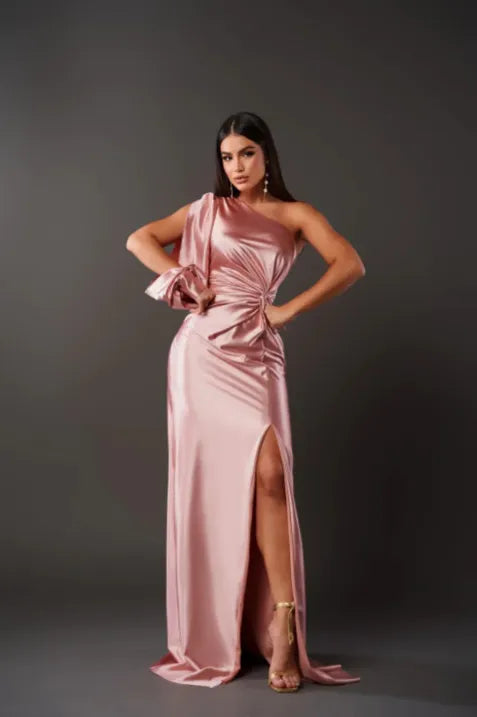 Damen-Abendkleid mit One-Shoulder-Form | klare Linienführung